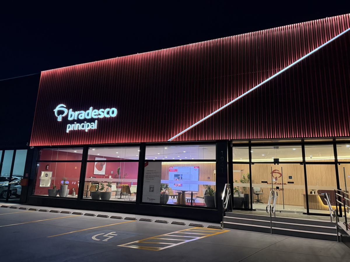 Fachada noturna da agência Bradesco Principal em Araçatuba com ripado iluminado