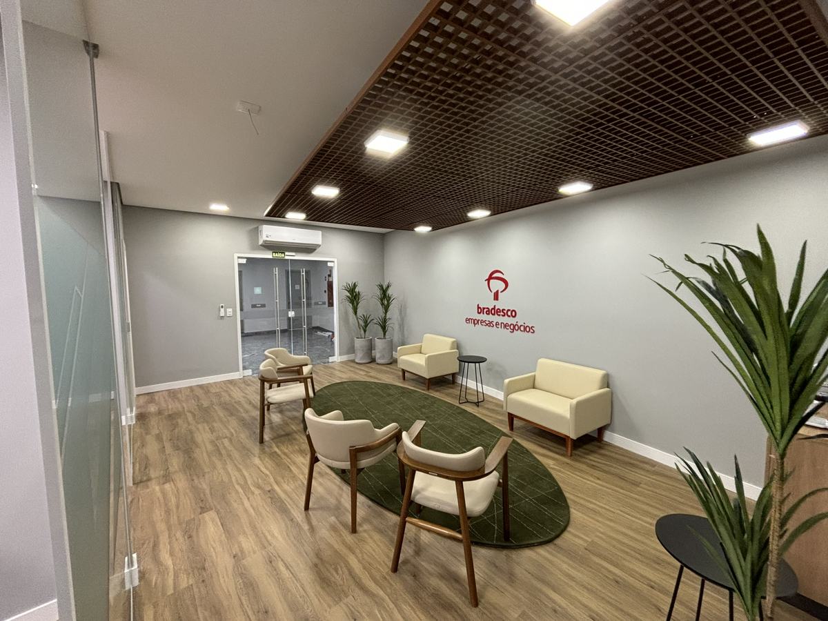 Espera do Bradesco Empresas e Negócios em Ponta Grossa com tapete verde e poltronas