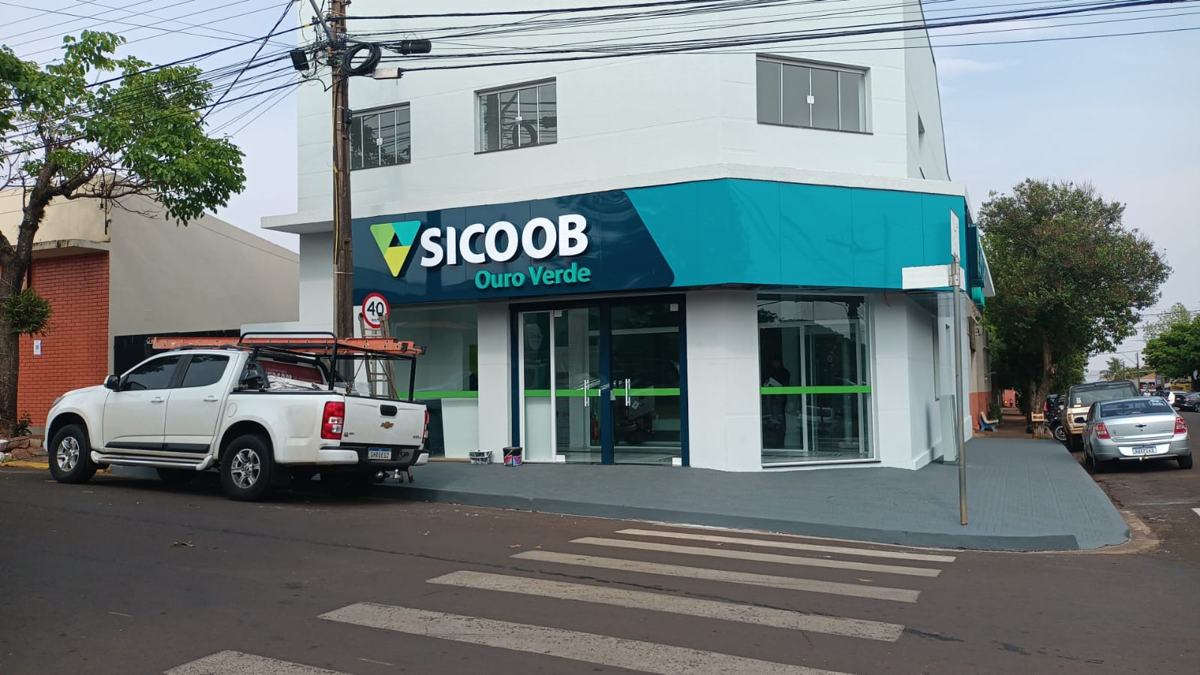 Fachada da agência Sicoob Ouro Verde em Sertaneja